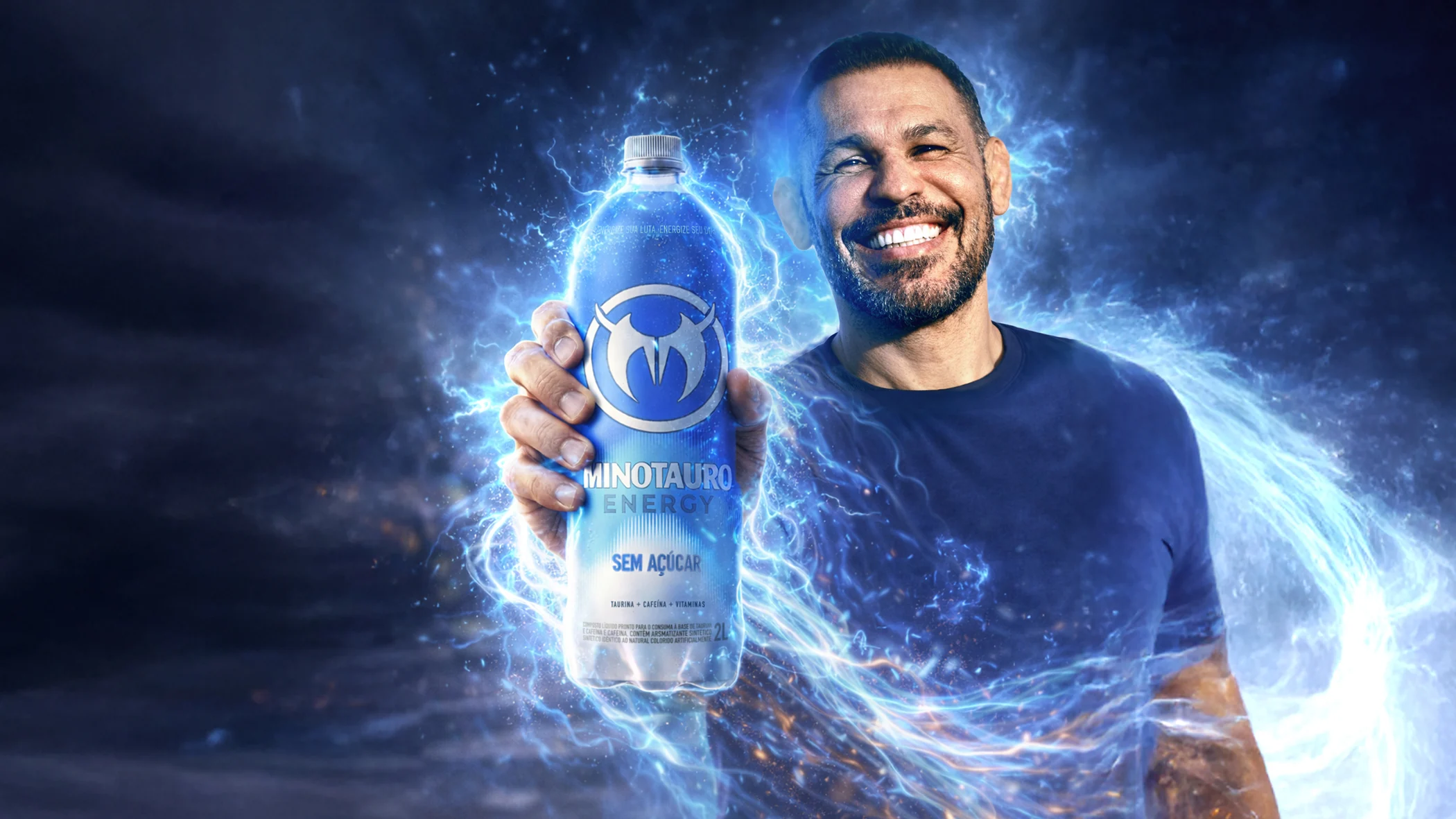 Rodrigo Minotauro segurando o PET 2L Minotauro Energy